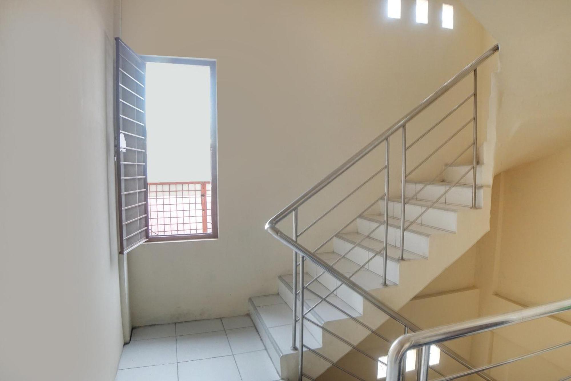Spot On 91977 Kost Ketapang Syariah Hotel 2*