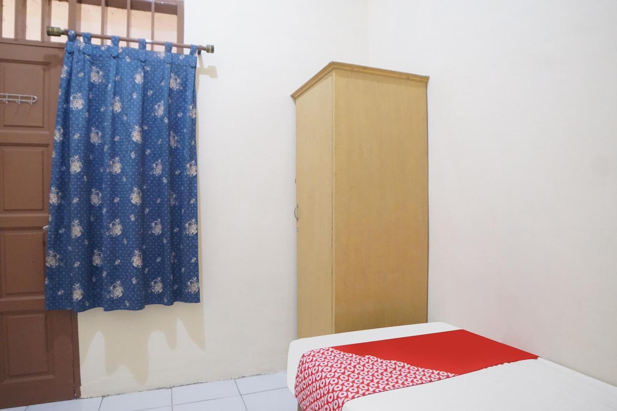 Spot On 91977 Kost Ketapang Syariah Hotel