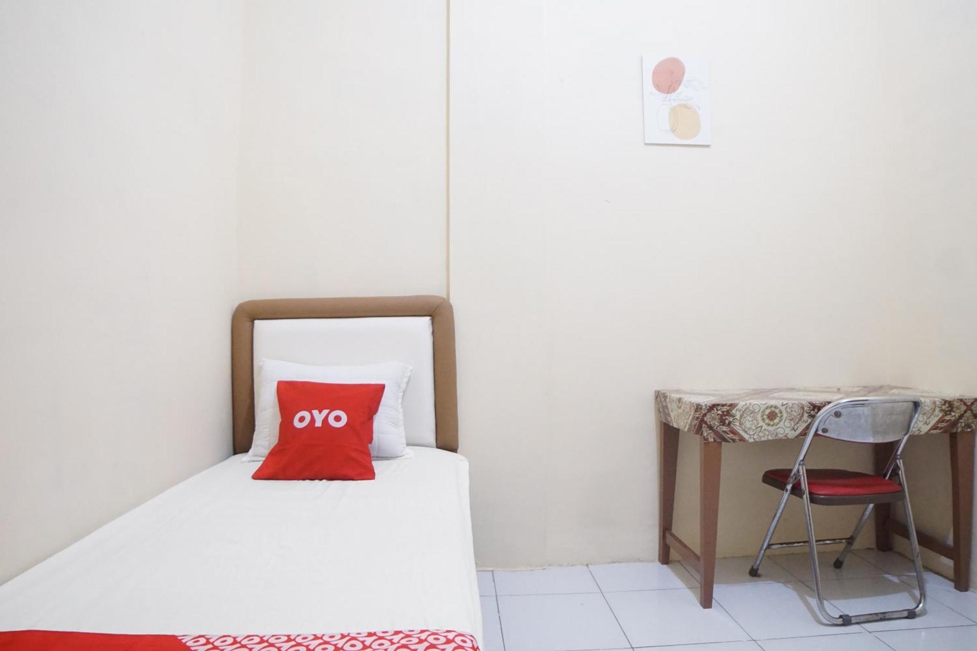 Spot On 91977 Kost Ketapang Syariah Hotel